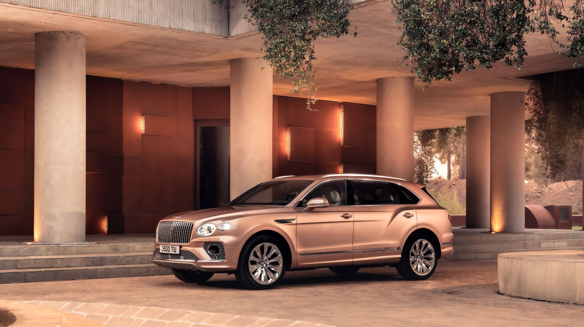 627b5e6939eba0e8f282765b_Bentley-Bentayga-EWB-TopGear-SA-Side-5.jpg