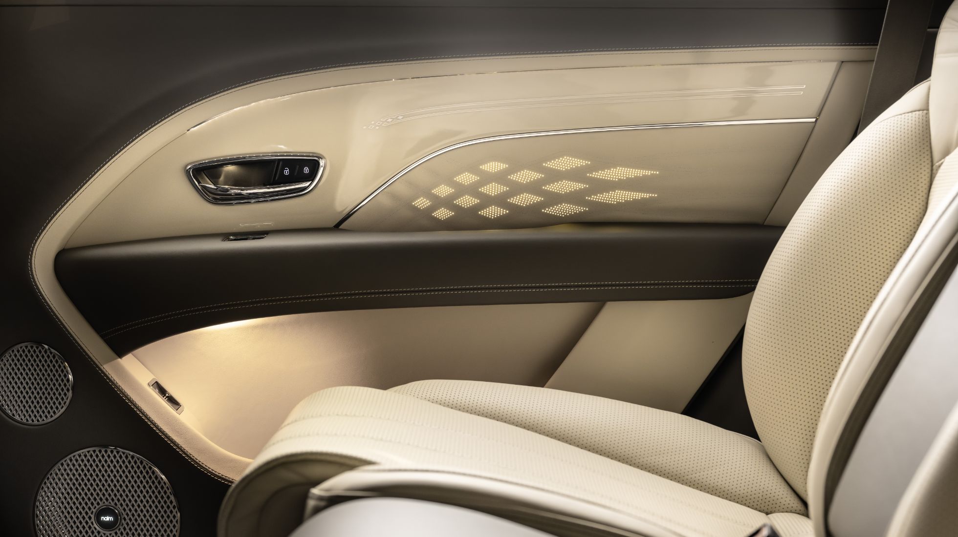 627b5e69c2d5334ba752f28b_Bentley-Bentayga-EWB-TopGear-SA-Heated-Armrest.jpg