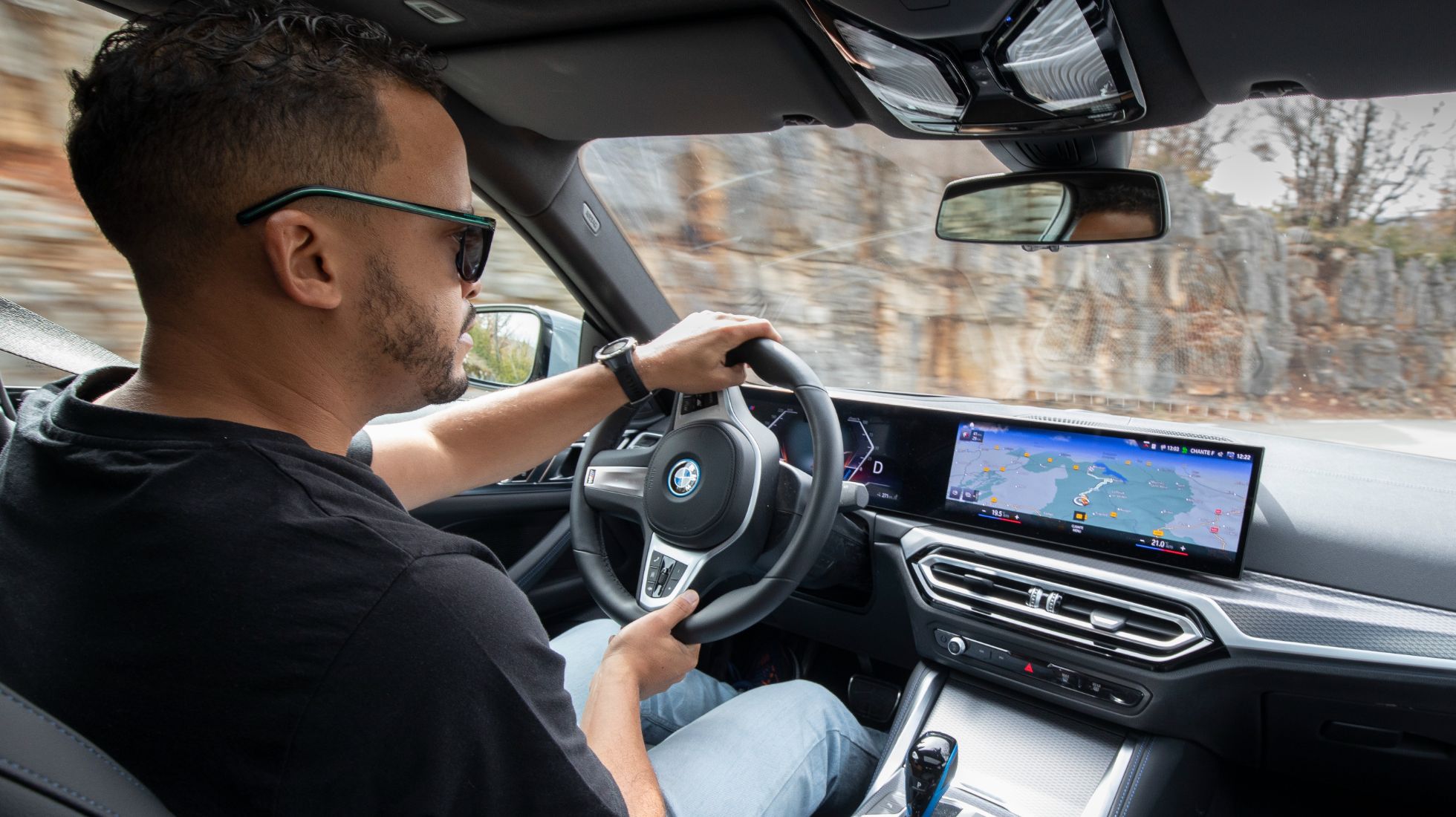 62813cb705848066b7c95117_BMW_i4_eDrive-40-TopGear-SA-Avon-Interior-Driving-Shot-_15.03.22.jpg