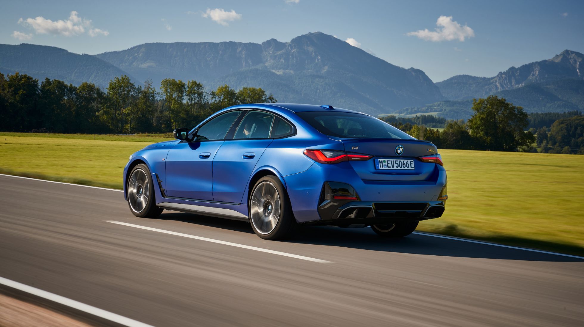 62813cb7ba1fe74868b0988c_TopGear-SA_bmw-i4-m50-9-2022-Rear-Driving.jpg