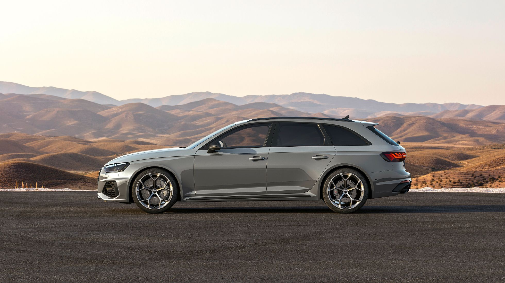 62849a62a88ae1276b233e81_Audi-RS-4-Avant-TopGear-SA-Side.jpg