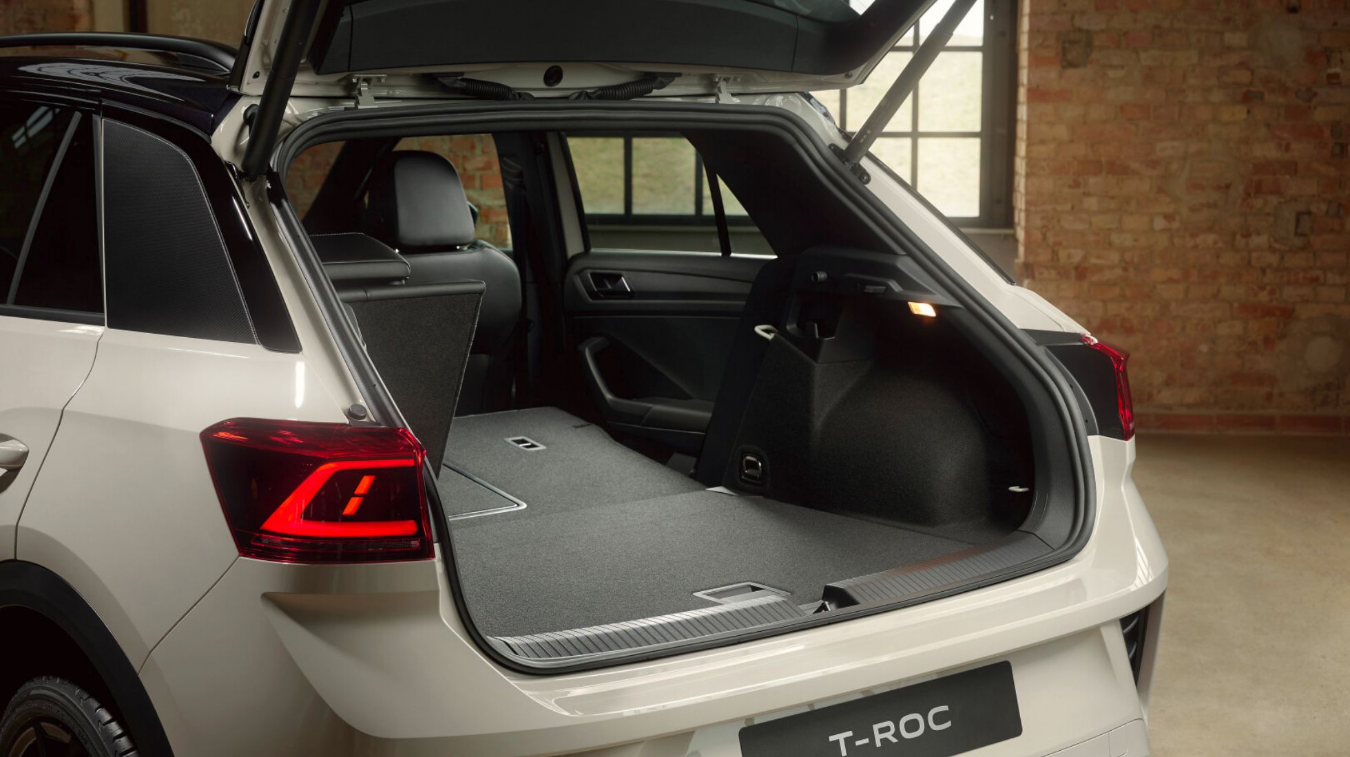 62b2c945e8b8b1fa694230f2_Facelift-VW-T-Roc-TopGear-SA-Bootspace.jpg