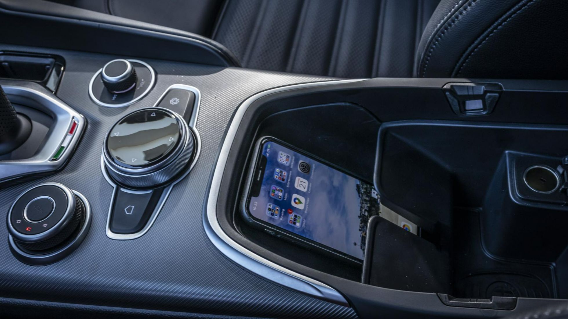 630f1948dbd4eb7dfab7140c_Alfa-Romeo-Giulia-Veloce-TopGear-SA-Interior-1.jpg