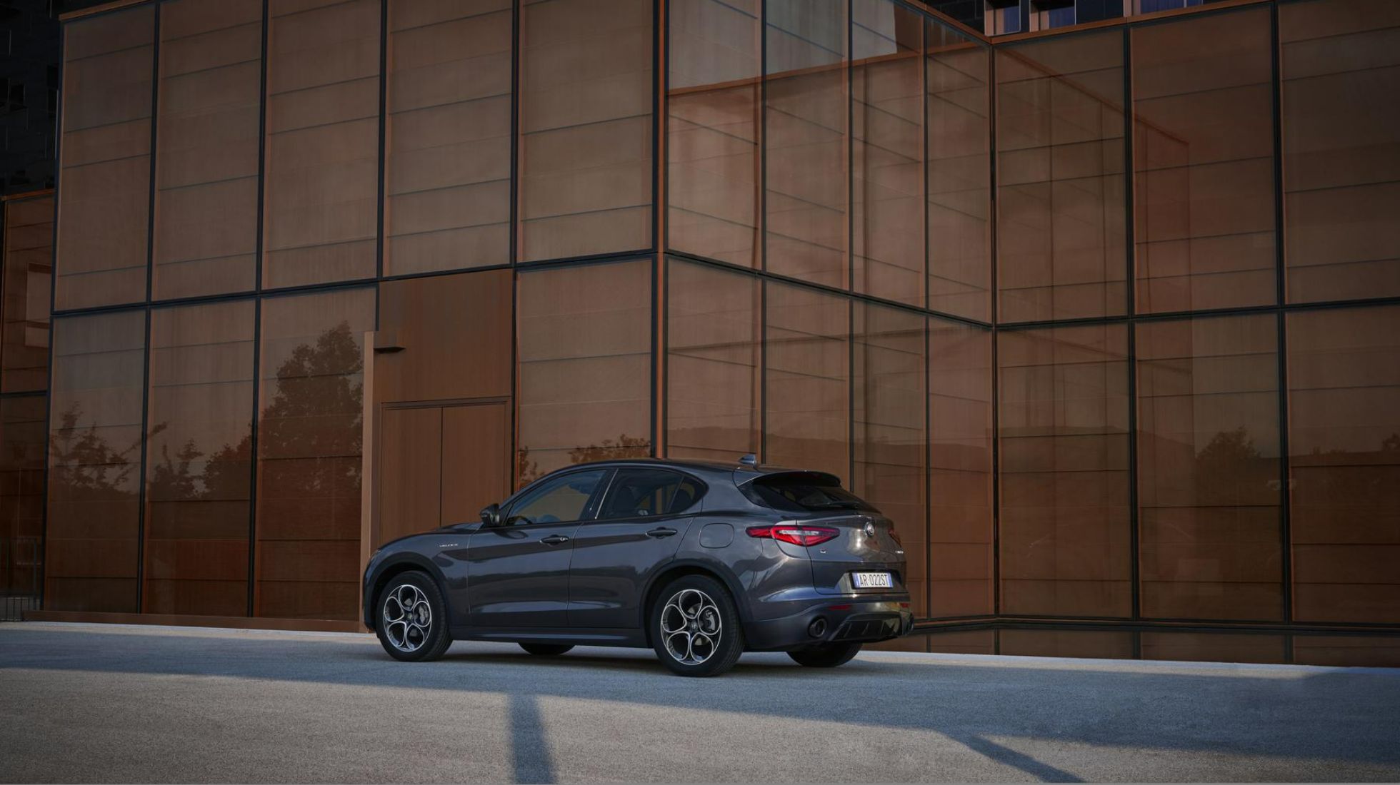 630f19538659d56055454e6a_Alfa-Romeo-Stelvio-Veloce-TopGear-SA-Rear-2.jpg
