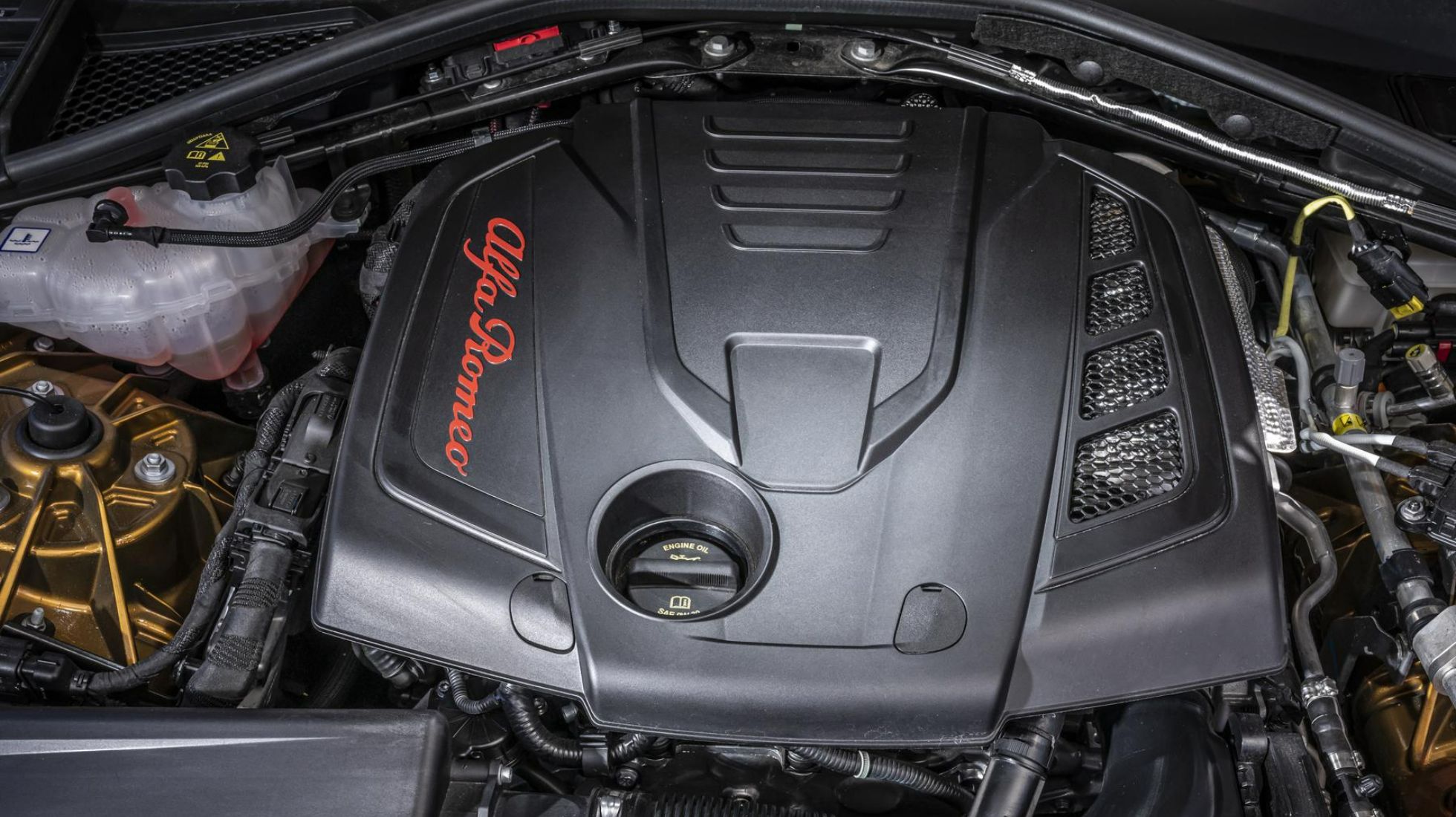 630f19538659d5f750454e7a_Alfa-Romeo-Giulia-Veloce-TopGear-SA-Engine.jpg