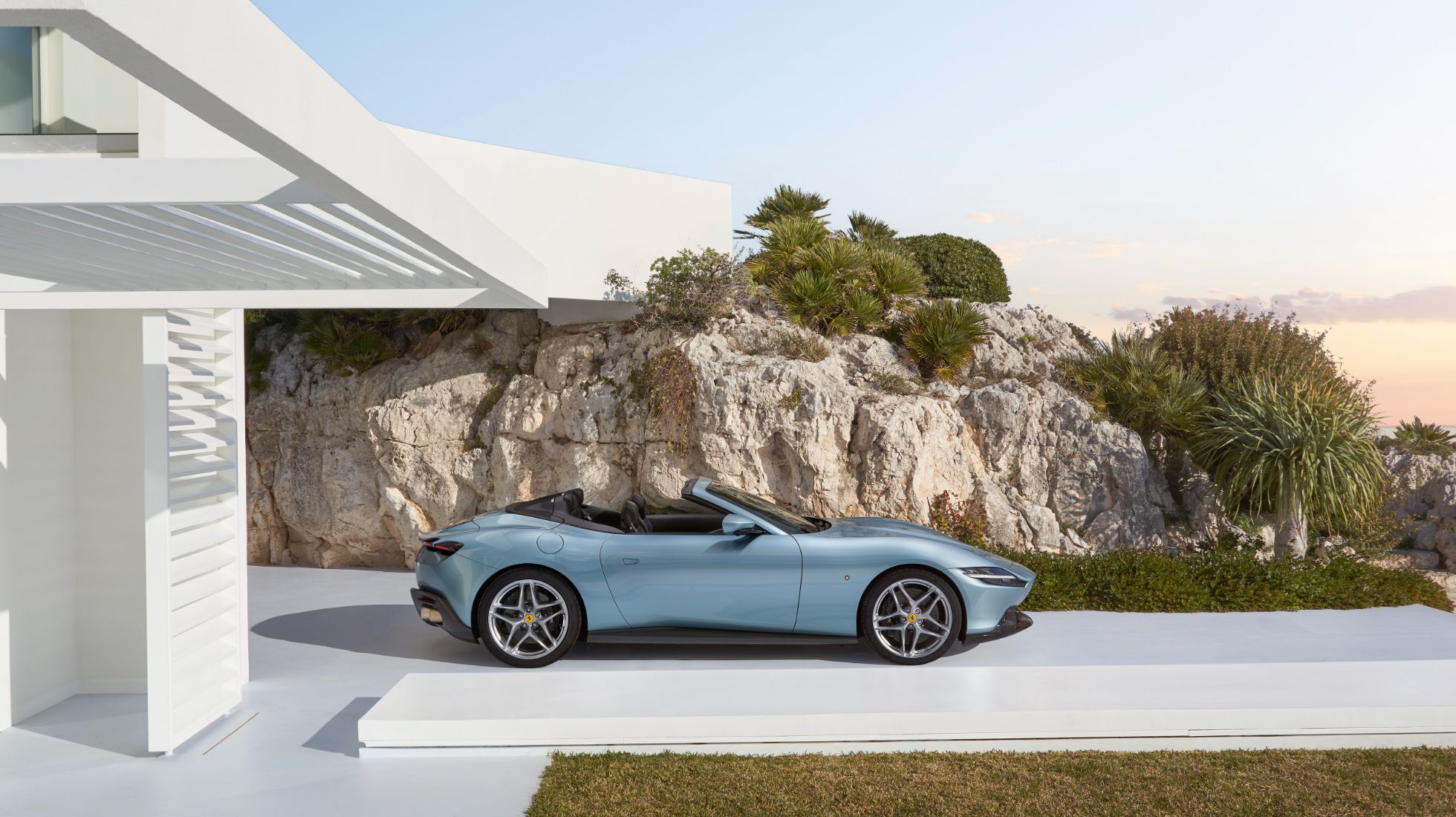 6414135bb9277ab59d65d3af_Ferrari-Roma-Spider-TopGear-SA-Side.jpg