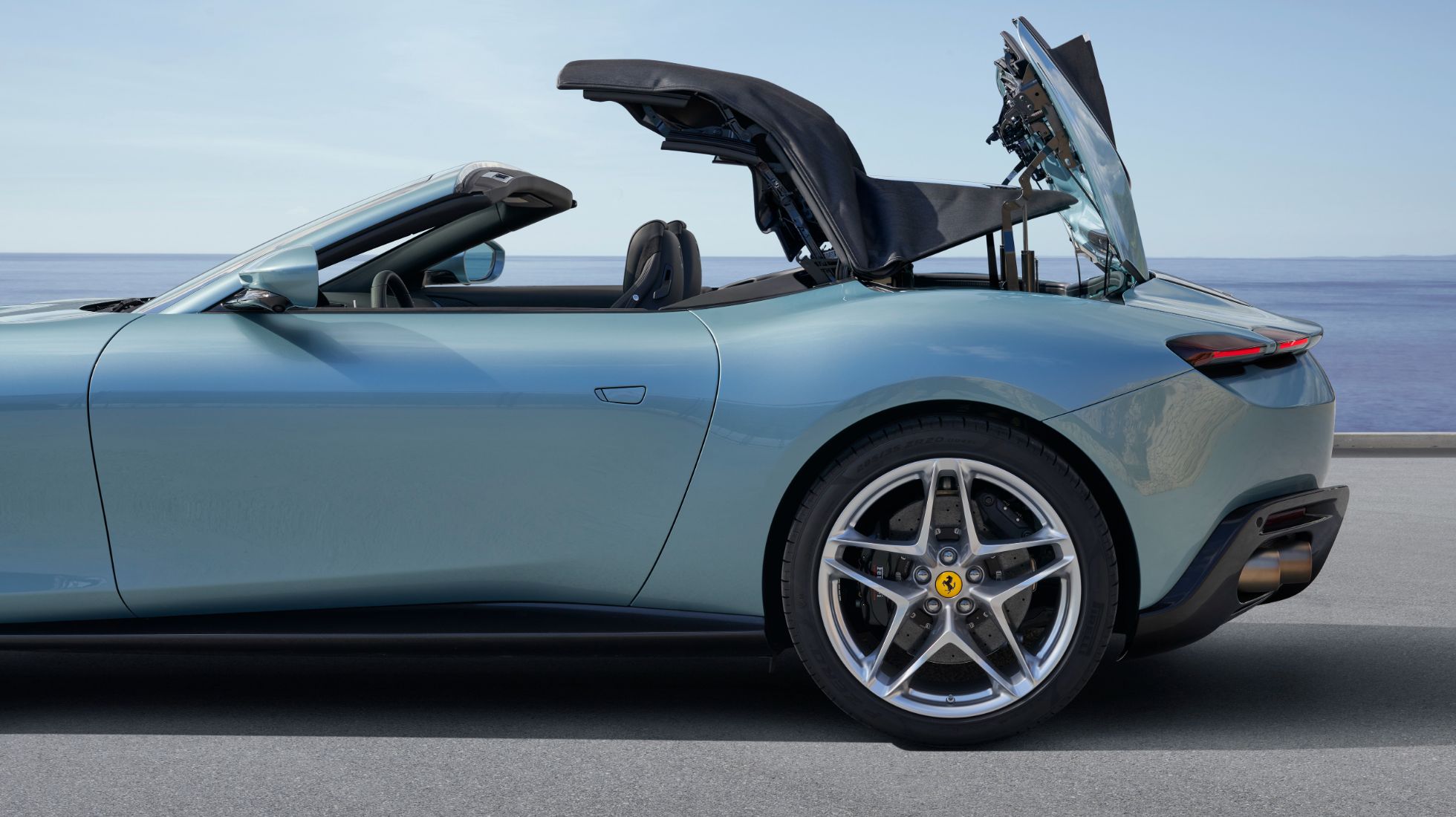 64141366cfbe07c35fc25107_Ferrari-Roma-Spider-TopGear-SA-Folding-Roof.jpg