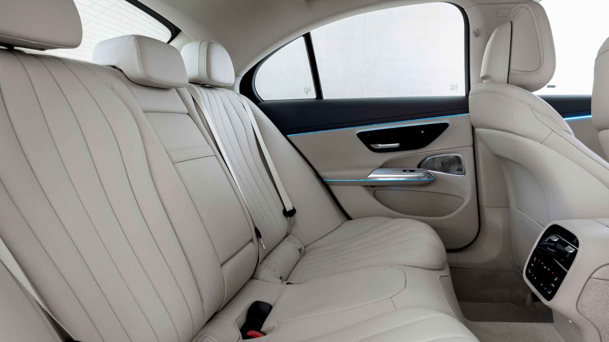 6448dfb85e5ebeb1a7b2e609_Mercedes-Benz-E-Class-TopGear-SA-Interior-4.jpg