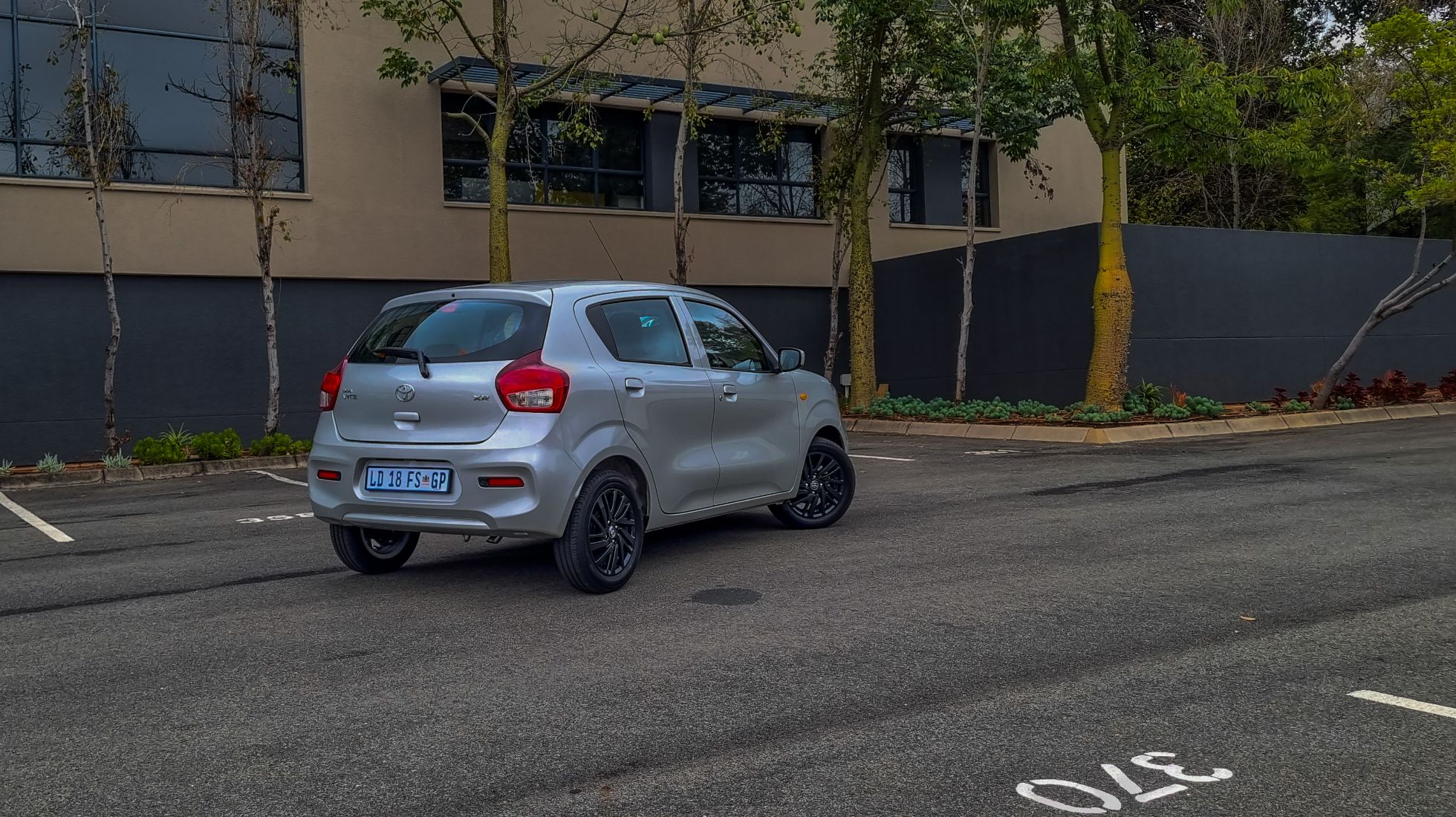 6464d33b8c74d45f0ed64a24_Toyota-Vitz-TopGear-SA-Rear-2.jpg