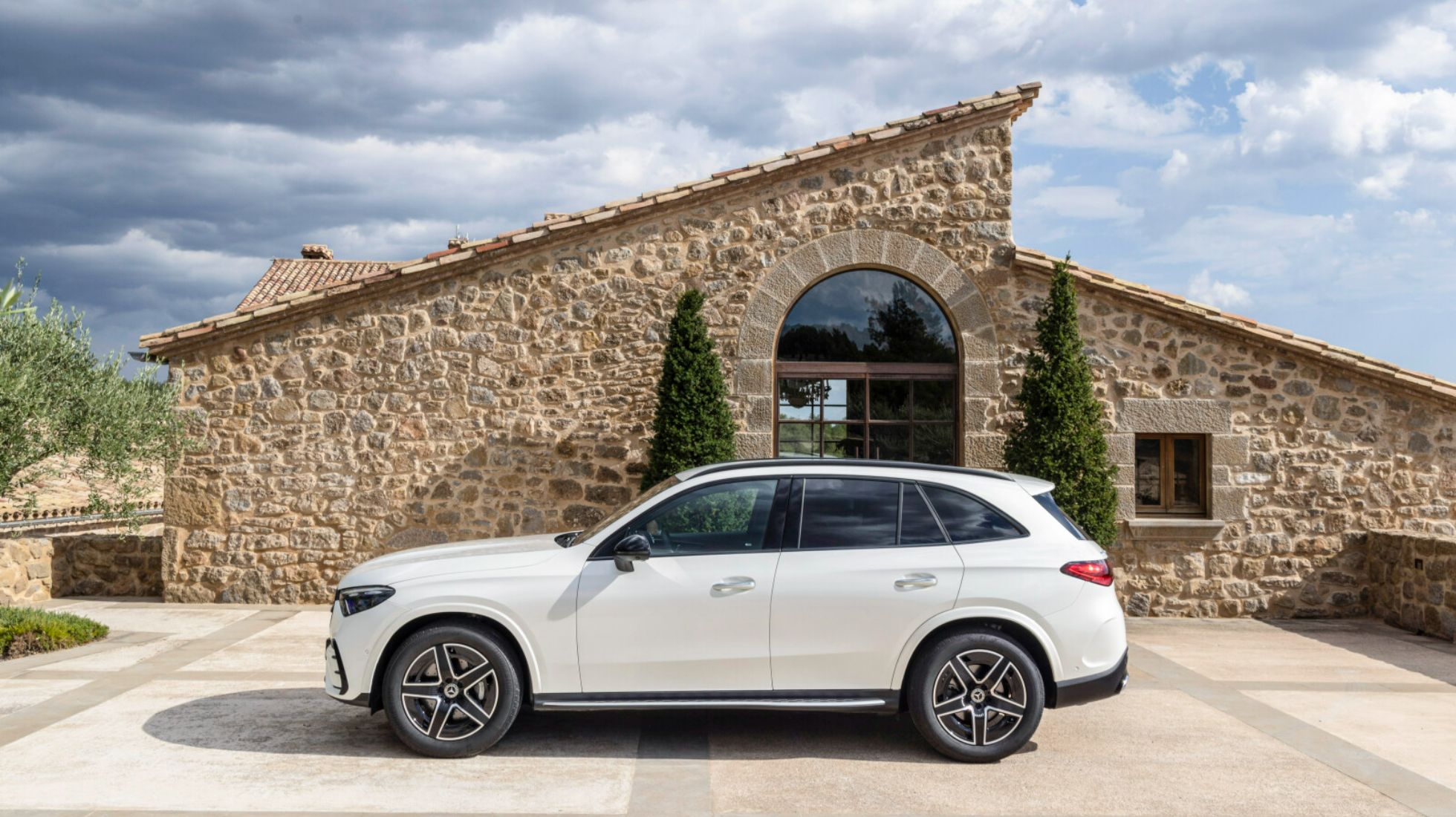 647d9535d2dd5c7fab732755_Mercedes-Benz-GLC-TopGear-SA-Side.jpg
