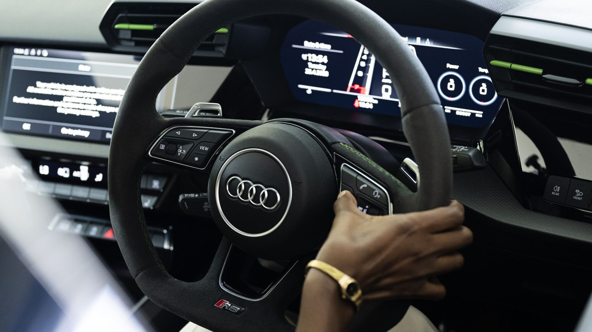 647f3378d68bc39b16c28f1d_Audi-Driving-Experience-TopGearSA-Steering-wheel.jpg