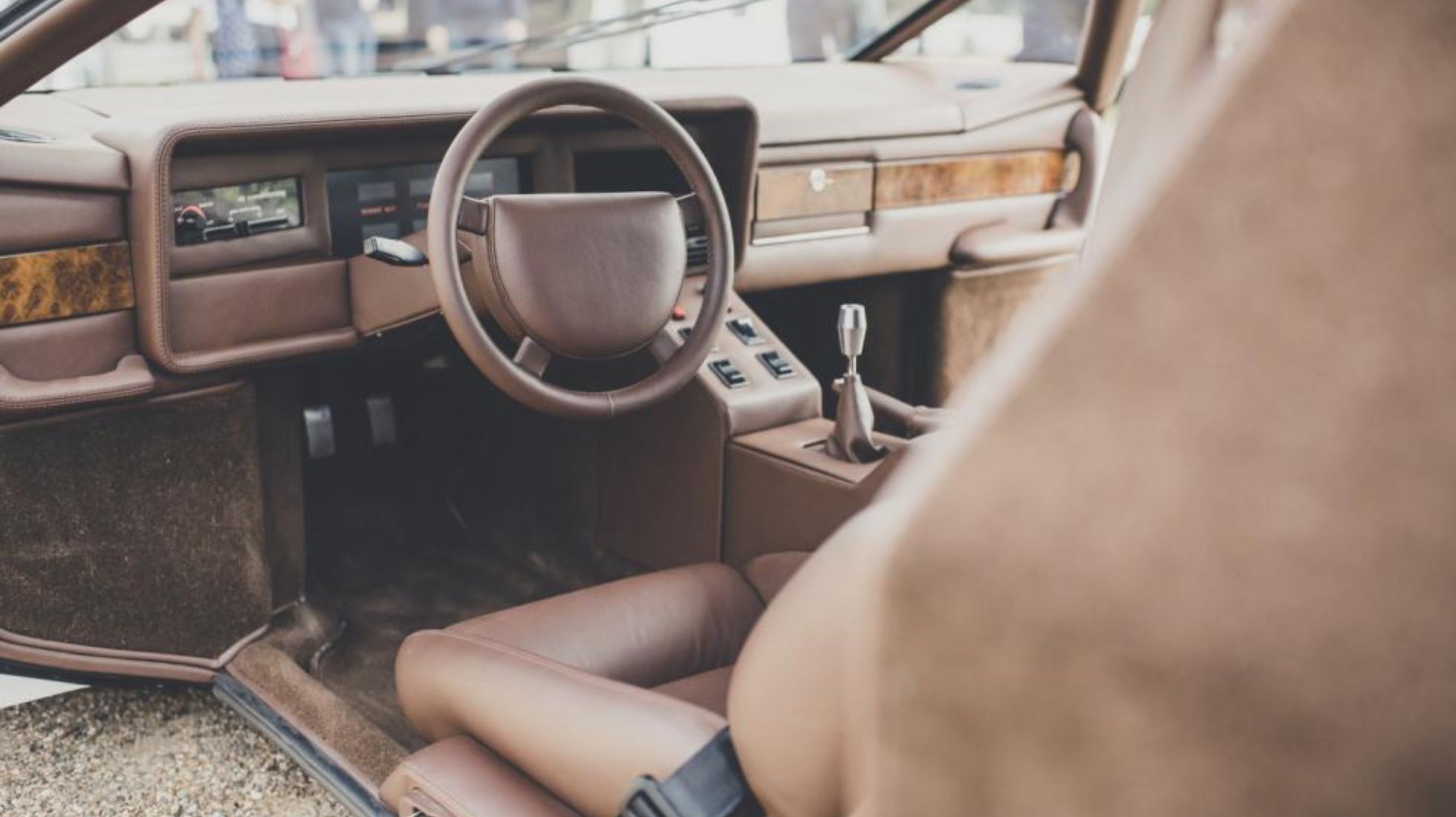 64818ff14dc75904b2ff2208_Aston-Martin-Bulldog-TopGearSA-Interior.jpeg