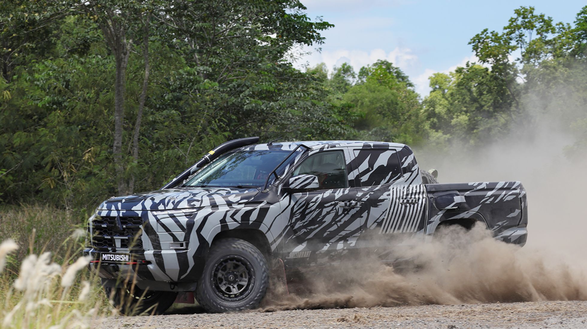 64a3ebe8a5cc4514bcb0ce95_Mitsubishi-Triton-T1-rally-car-TopGearSA-Dust-side-on.jpg