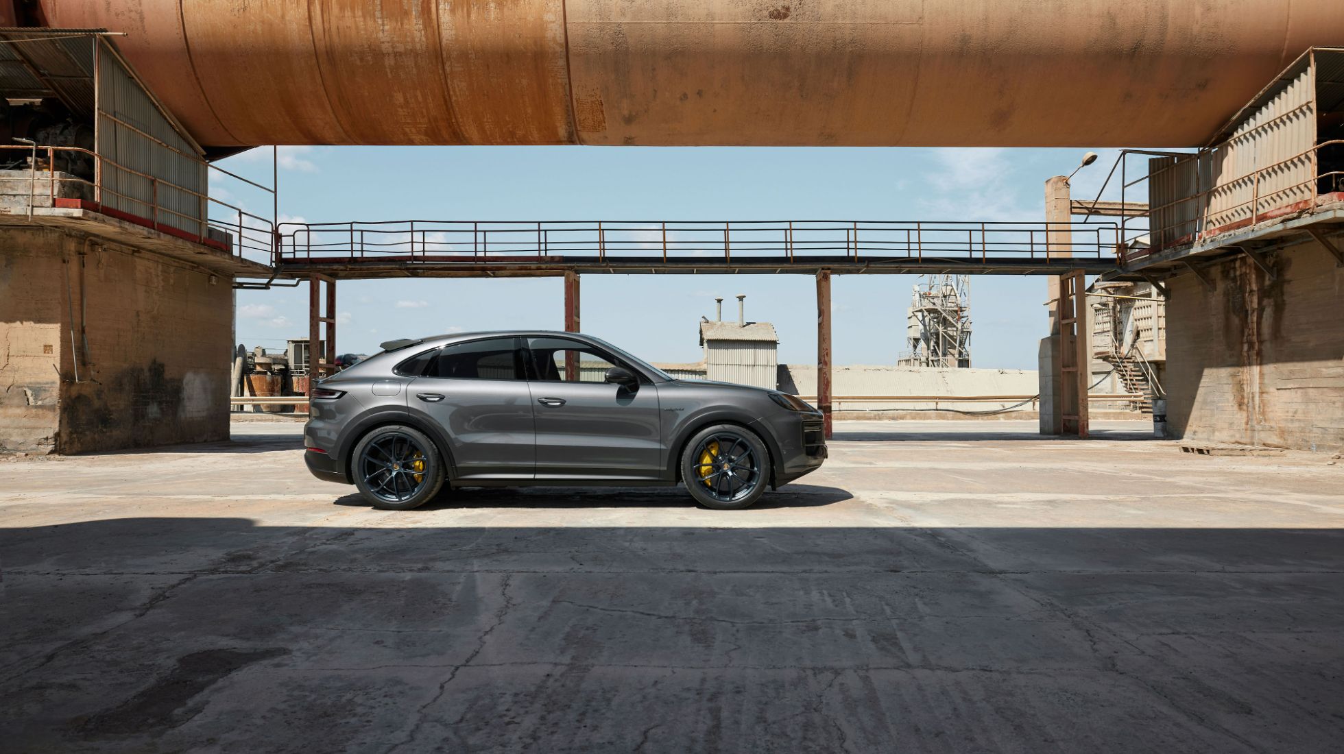 64eda31aeaa13ef152d414db_Porsche-Cayenne-Turbo-E-Hybrid-TopGear-SA-Side.jpg