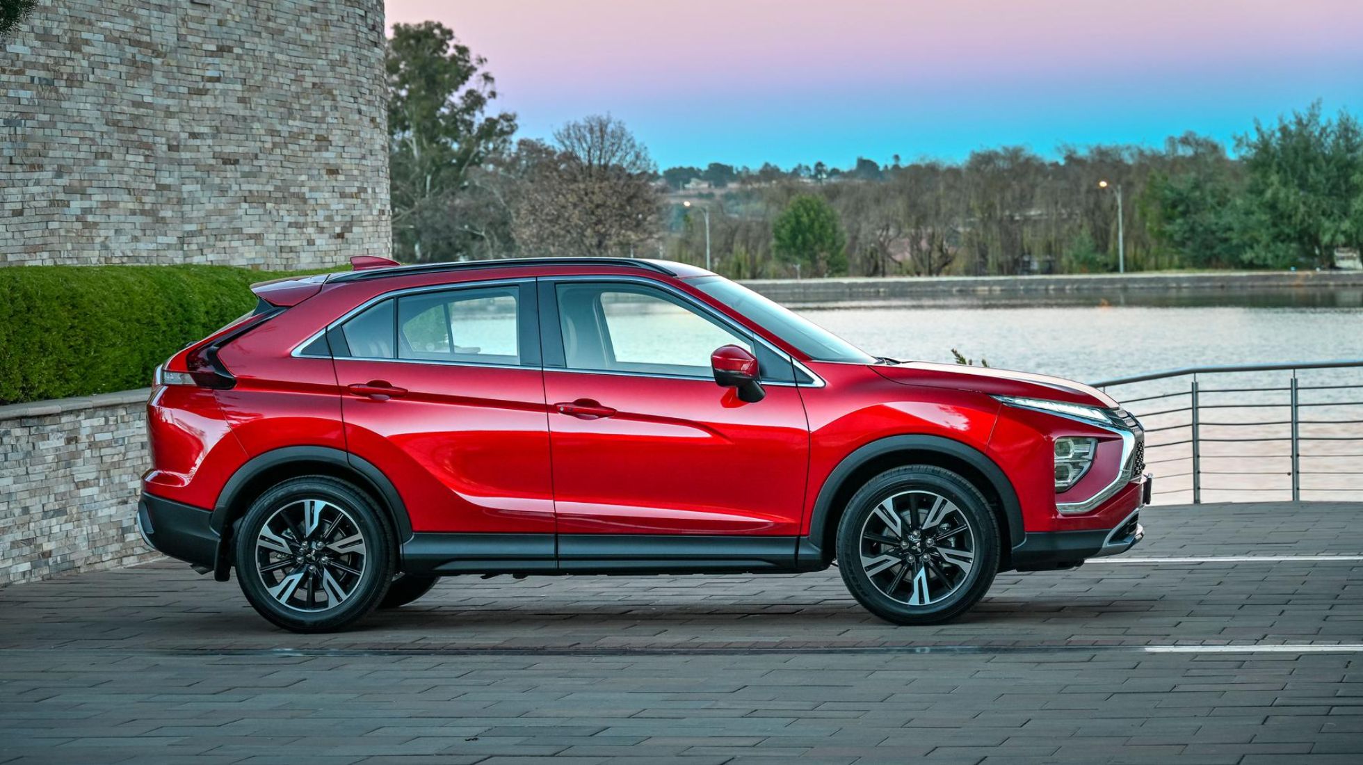 650d78fbb66aaf03bef807f0_Mitsubishi-Eclipse-Cross-GLS-Exceed-TopGear-Side.jpg