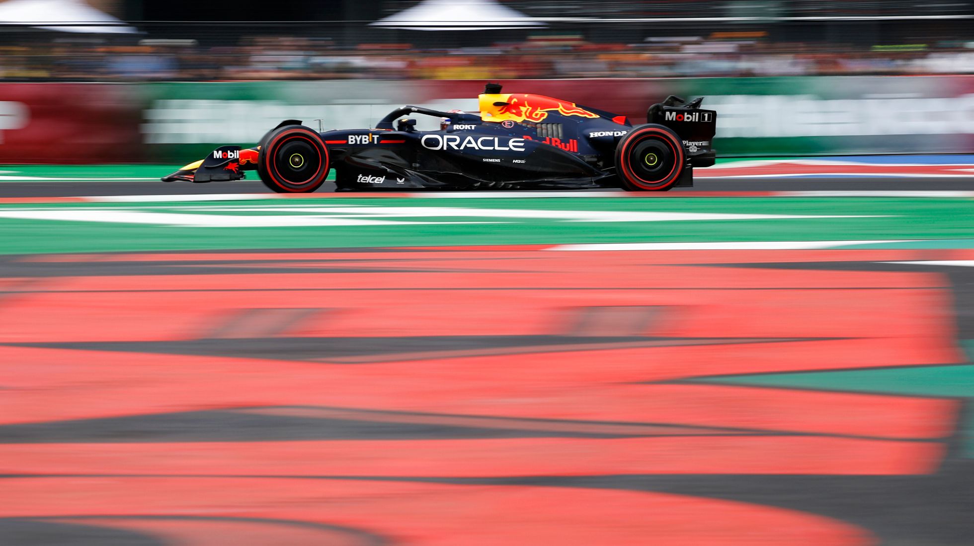 67371d1b6bfce9b8a66aeed0_F1-Championship-Tussle-TopGearSA-RedBull.jpg