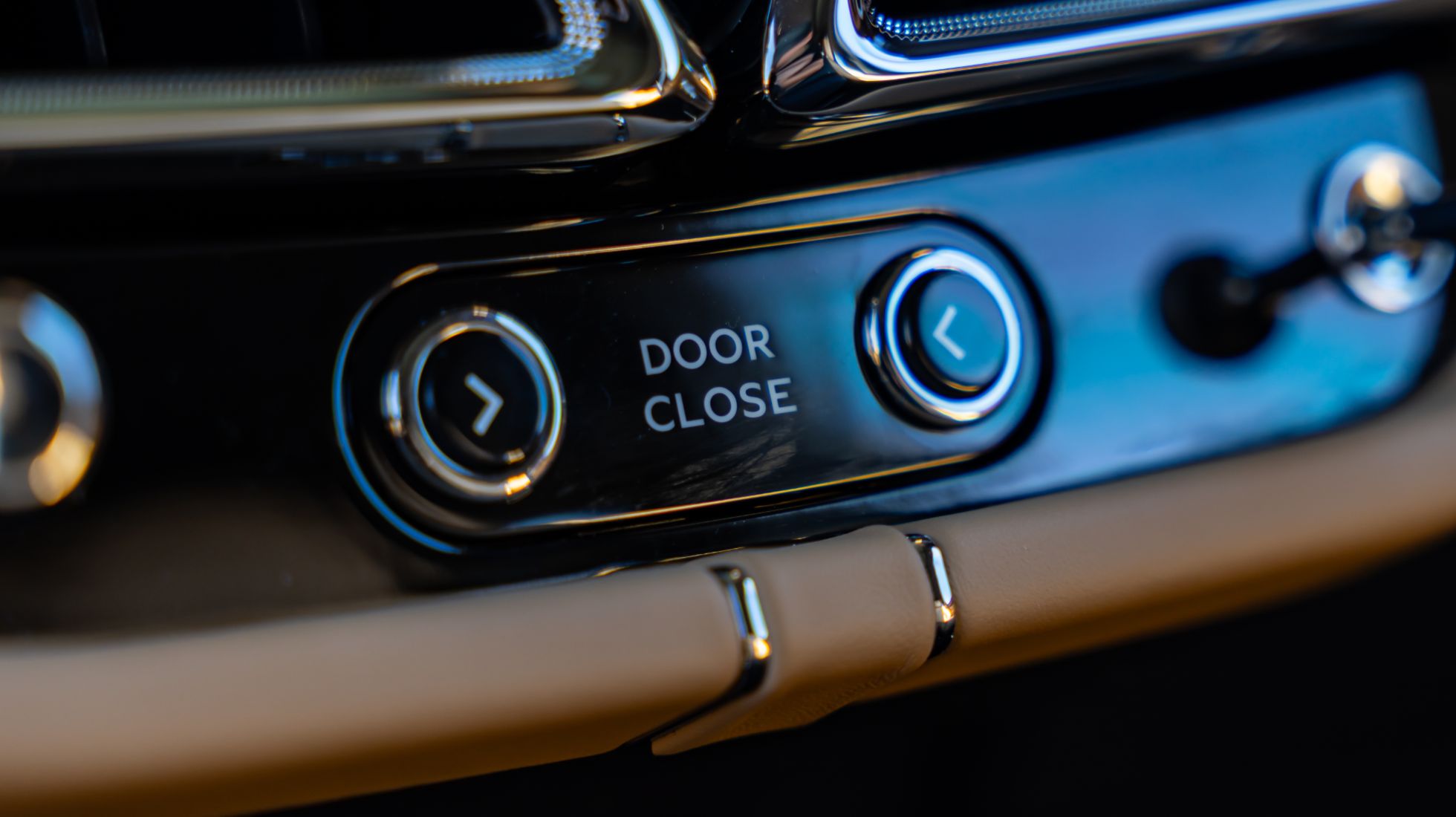 689451fc555836472f160d1b_Bentley-Luxury-Issue28-TopGear-SA-Door-Close-Organ-Flute.jpg