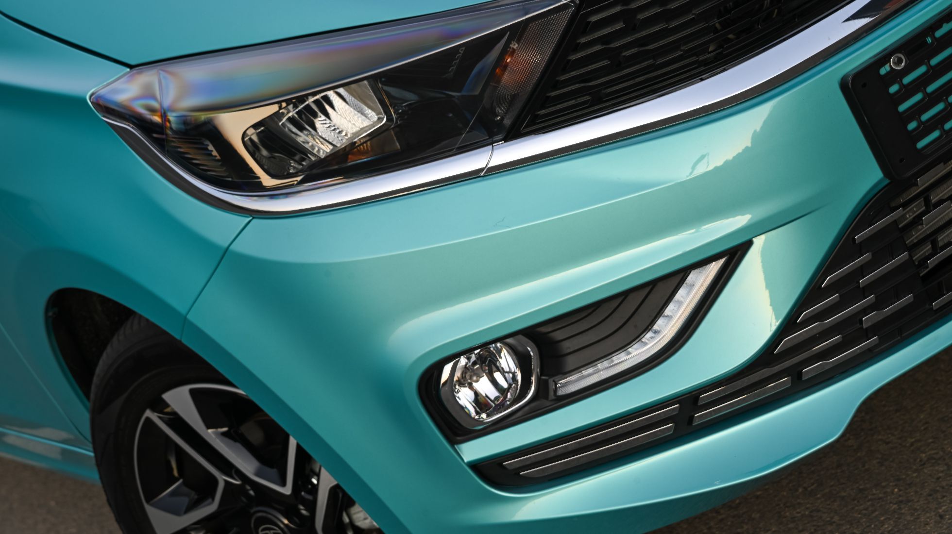 68c7b2496d2fcc4f6fcefe88_Tata-Tiago-TopGear-SA-Fron.jpg