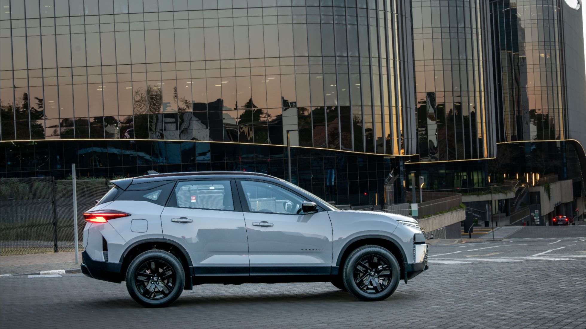 68da32d9c6ab18576f1dfd55_Tata-Harrier-TopGear-SA-Side.jpg