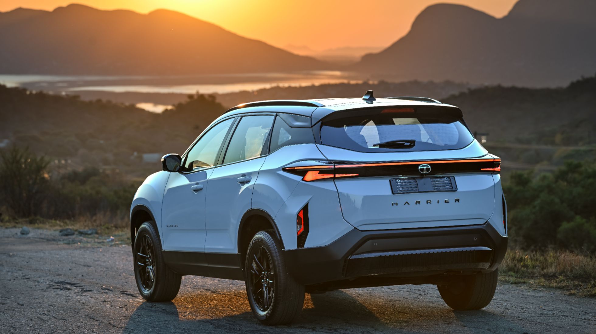 68da32da684750418ff8c574_Tata-Harrier-TopGear-SA-Rear.jpg