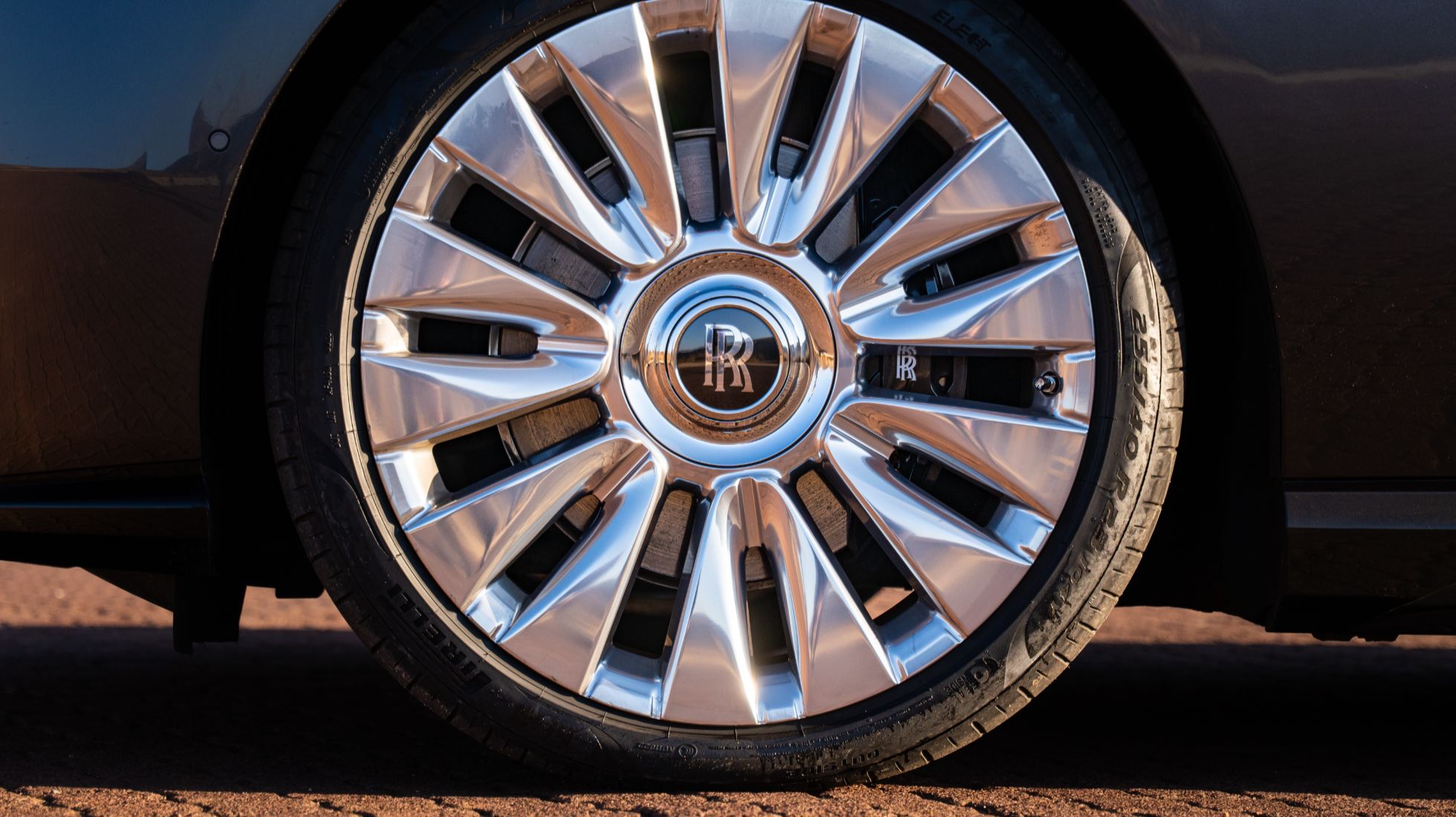 TopGear South Africa Reviews Rolls Royce Spectre 22-inch Wheels