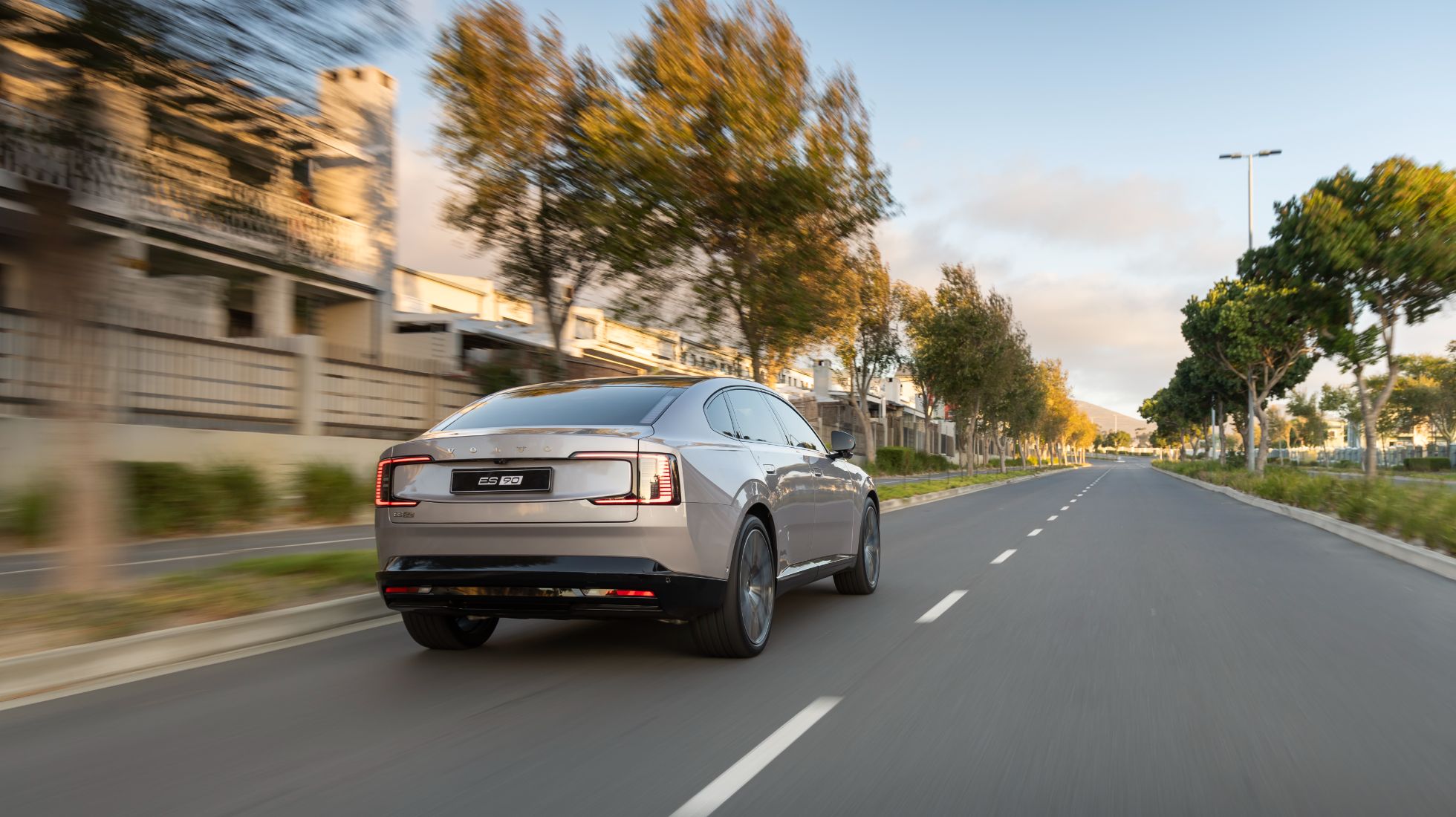 TopGear SA First Drive Review Volvo-es90-2026-tracking-city-back-view-59