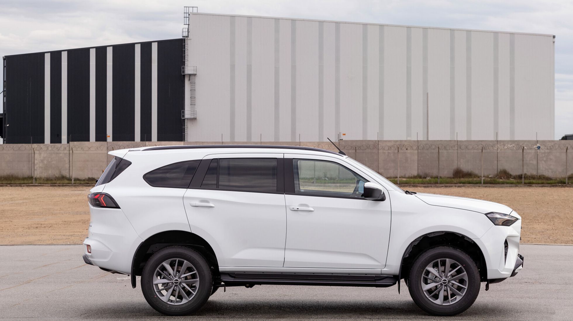 Isuzu mu-X TopGear SA Side