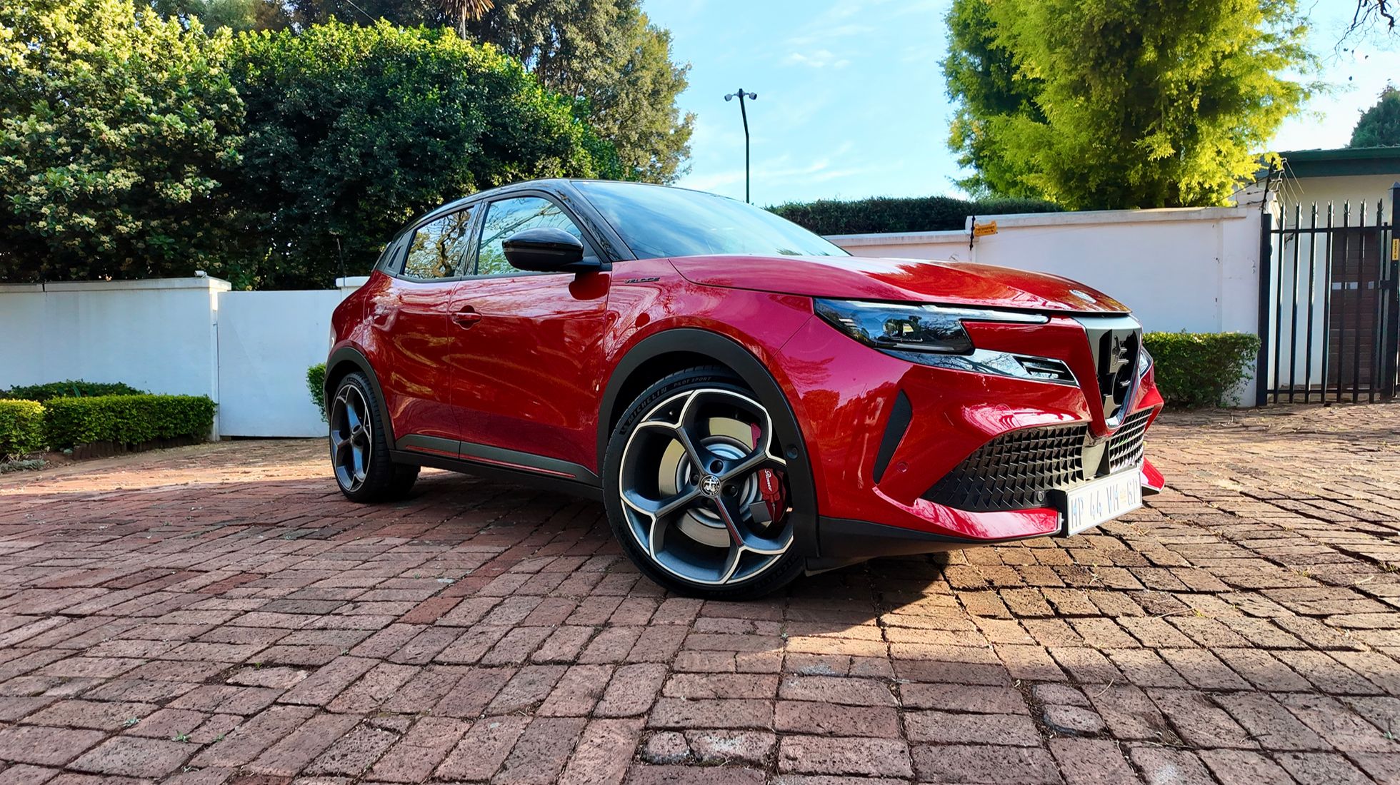 Front three-quarter view of the Alfa Romeo Junior Elettrica Veloce highlighting its aggressive styling, alloy wheels and signature grille.
